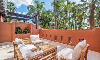 Elegante adosada de 4 dormitorios totalmente renovada en venta en una urbanización cerrada en la Milla de Oro de Marbella 791315 