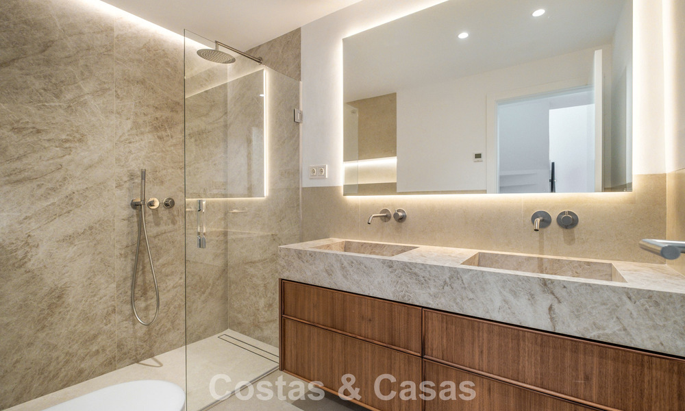 Elegante adosada de 4 dormitorios totalmente renovada en venta en una urbanización cerrada en la Milla de Oro de Marbella 791320