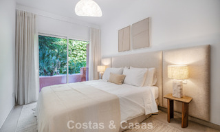 Elegante adosada de 4 dormitorios totalmente renovada en venta en una urbanización cerrada en la Milla de Oro de Marbella 791321 