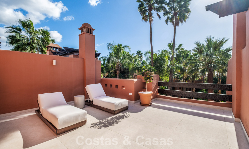 Elegante adosada de 4 dormitorios totalmente renovada en venta en una urbanización cerrada en la Milla de Oro de Marbella 791324