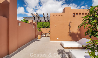 Elegante adosada de 4 dormitorios totalmente renovada en venta en una urbanización cerrada en la Milla de Oro de Marbella 791326 