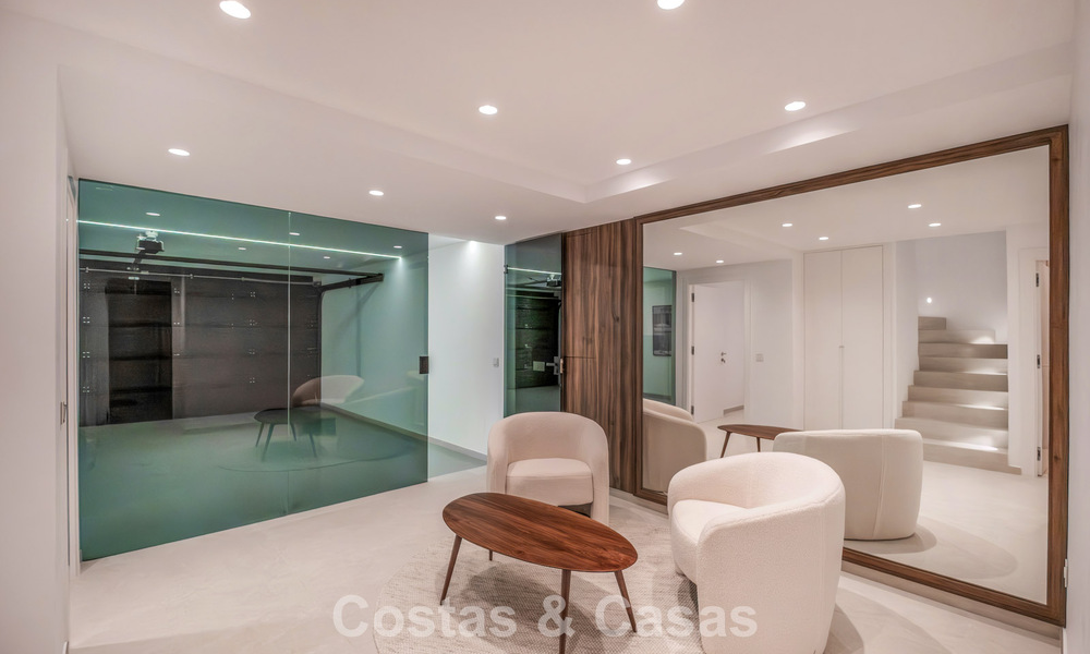 Elegante adosada de 4 dormitorios totalmente renovada en venta en una urbanización cerrada en la Milla de Oro de Marbella 791328