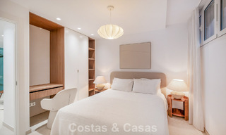 Elegante adosada de 4 dormitorios totalmente renovada en venta en una urbanización cerrada en la Milla de Oro de Marbella 791329 