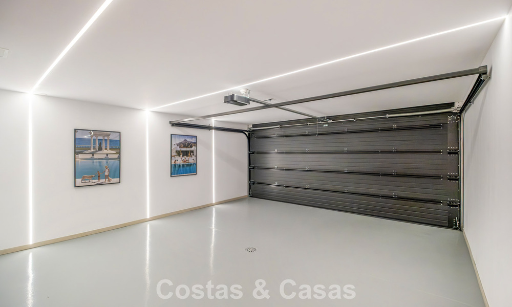 Elegante adosada de 4 dormitorios totalmente renovada en venta en una urbanización cerrada en la Milla de Oro de Marbella 791330