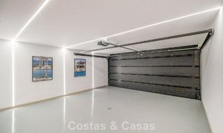 Elegante adosada de 4 dormitorios totalmente renovada en venta en una urbanización cerrada en la Milla de Oro de Marbella 791330 