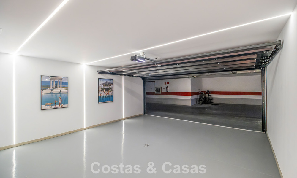 Elegante adosada de 4 dormitorios totalmente renovada en venta en una urbanización cerrada en la Milla de Oro de Marbella 791331