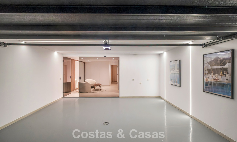 Elegante adosada de 4 dormitorios totalmente renovada en venta en una urbanización cerrada en la Milla de Oro de Marbella 791332