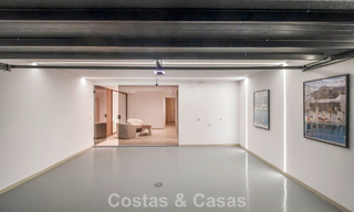 Elegante adosada de 4 dormitorios totalmente renovada en venta en una urbanización cerrada en la Milla de Oro de Marbella 791332 