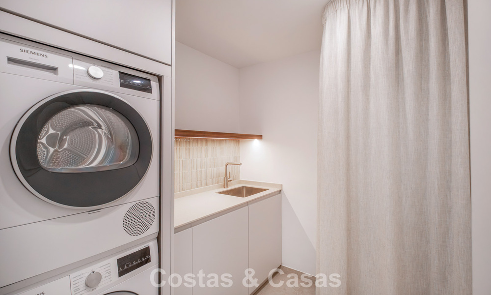 Elegante adosada de 4 dormitorios totalmente renovada en venta en una urbanización cerrada en la Milla de Oro de Marbella 791333