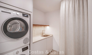 Elegante adosada de 4 dormitorios totalmente renovada en venta en una urbanización cerrada en la Milla de Oro de Marbella 791333 