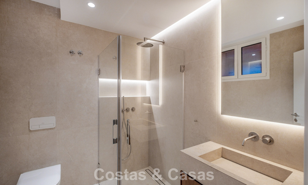 Elegante adosada de 4 dormitorios totalmente renovada en venta en una urbanización cerrada en la Milla de Oro de Marbella 791334