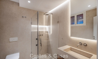 Elegante adosada de 4 dormitorios totalmente renovada en venta en una urbanización cerrada en la Milla de Oro de Marbella 791334 