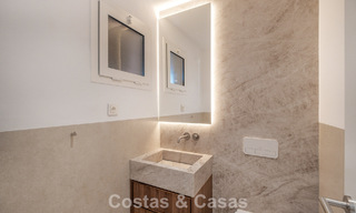 Elegante adosada de 4 dormitorios totalmente renovada en venta en una urbanización cerrada en la Milla de Oro de Marbella 791335 