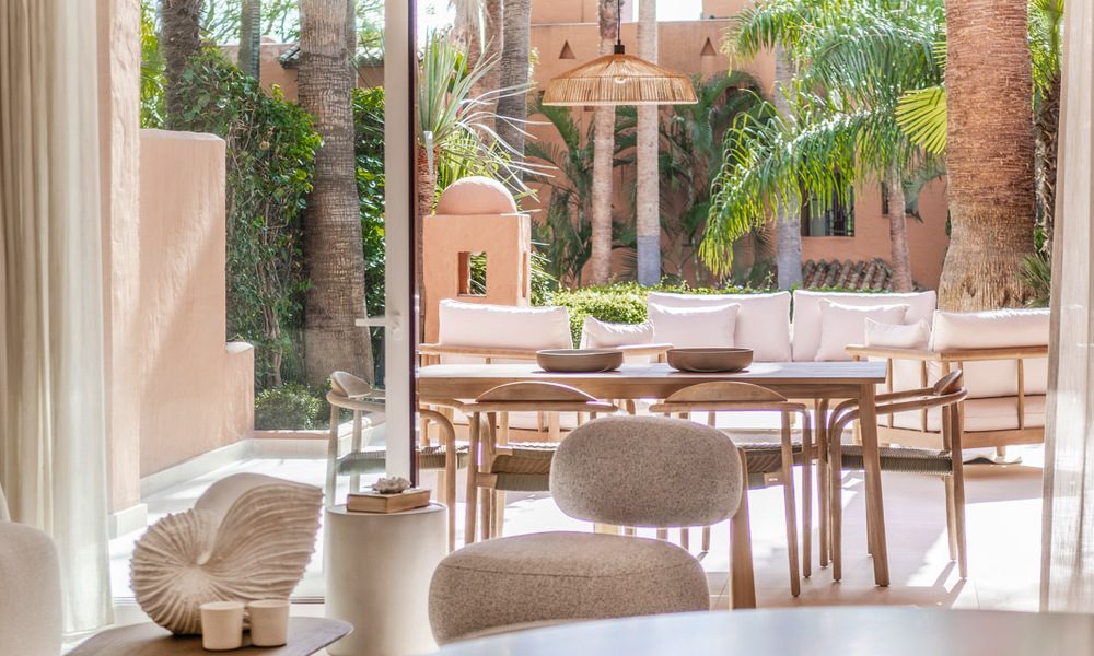 Elegante adosada de 4 dormitorios totalmente renovada en venta en una urbanización cerrada en la Milla de Oro de Marbella 791336