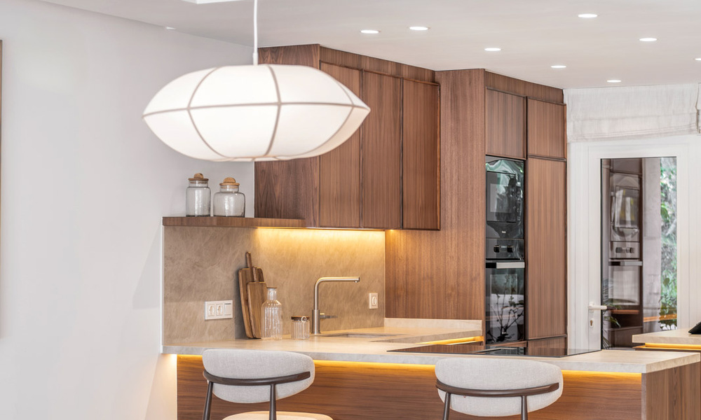 Elegante adosada de 4 dormitorios totalmente renovada en venta en una urbanización cerrada en la Milla de Oro de Marbella 791338