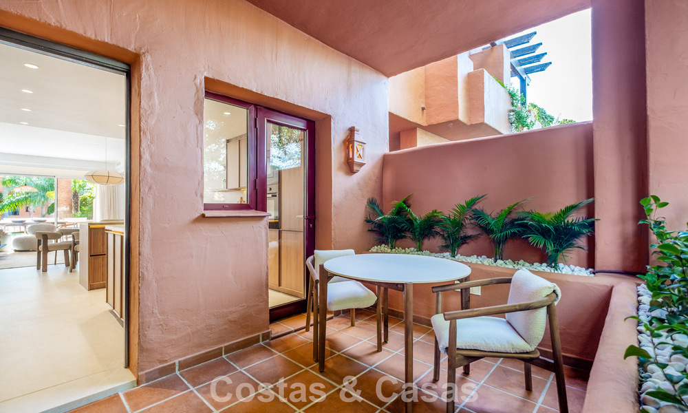 Elegante adosada de 4 dormitorios totalmente renovada en venta en una urbanización cerrada en la Milla de Oro de Marbella 791339