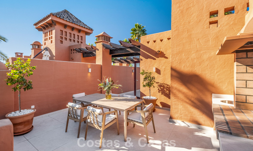 Adosado de lujo modernizado de 4 dormitorios en venta en la Milla de Oro de Marbella 791341