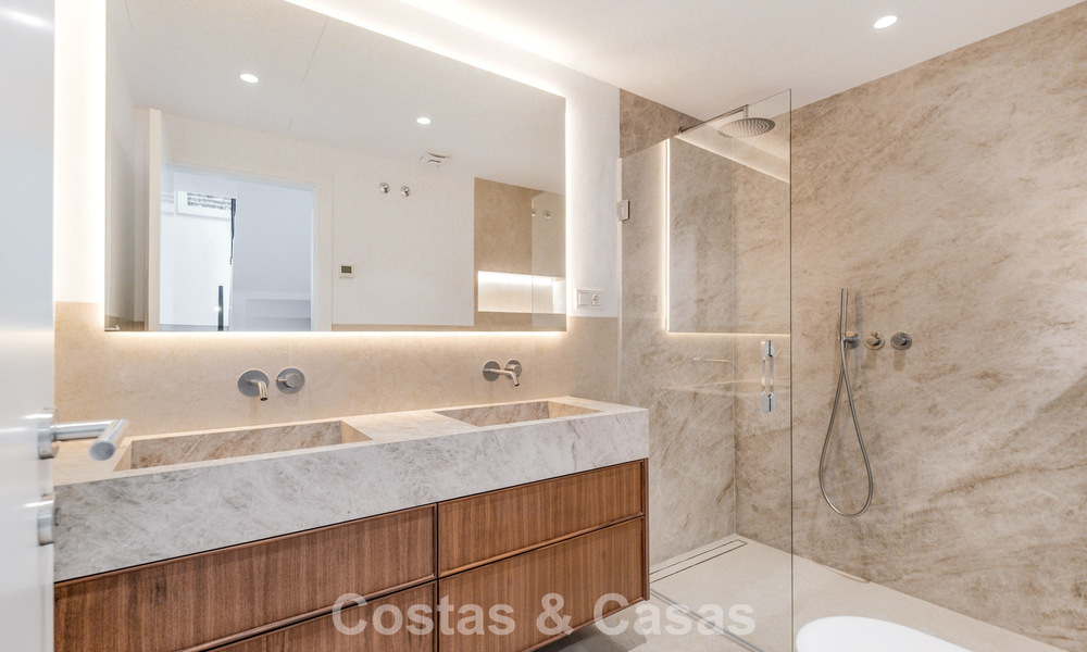 Adosado de lujo modernizado de 4 dormitorios en venta en la Milla de Oro de Marbella 791346