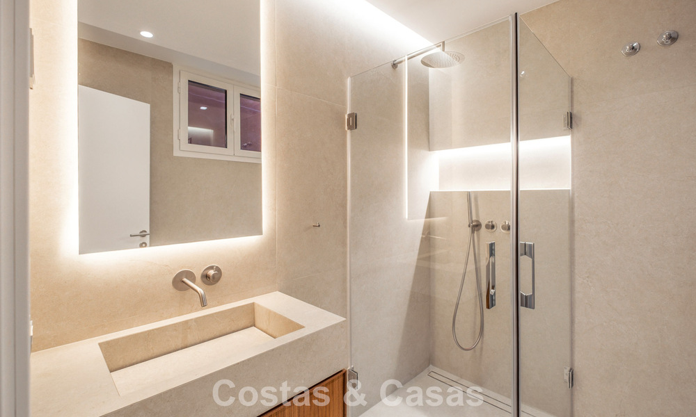 Adosado de lujo modernizado de 4 dormitorios en venta en la Milla de Oro de Marbella 791366