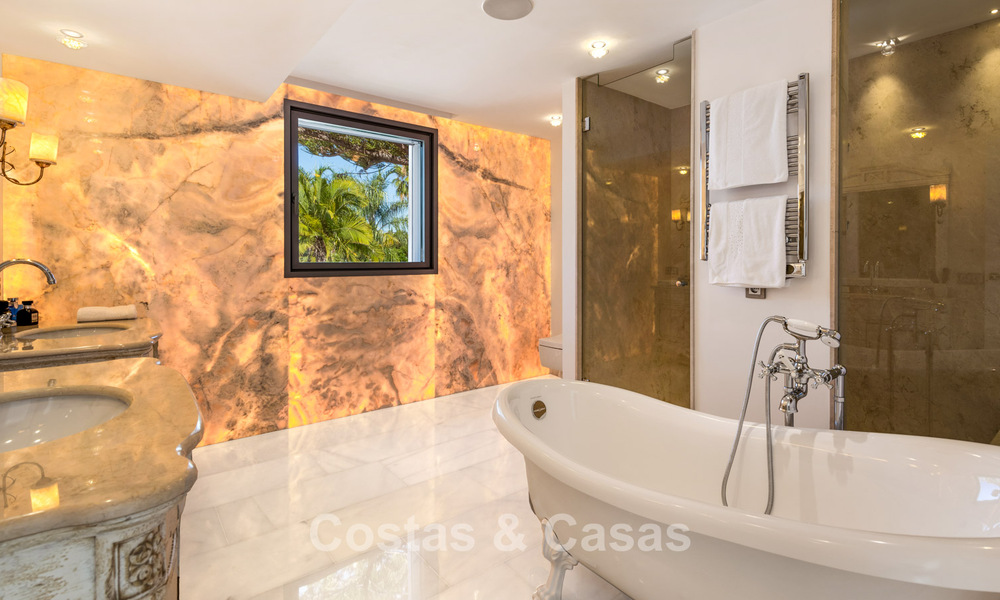 Villa exclusiva en venta, en primera línea de golf, en una prestigiosa urbanización de Nueva Andalucía, Marbella 791426