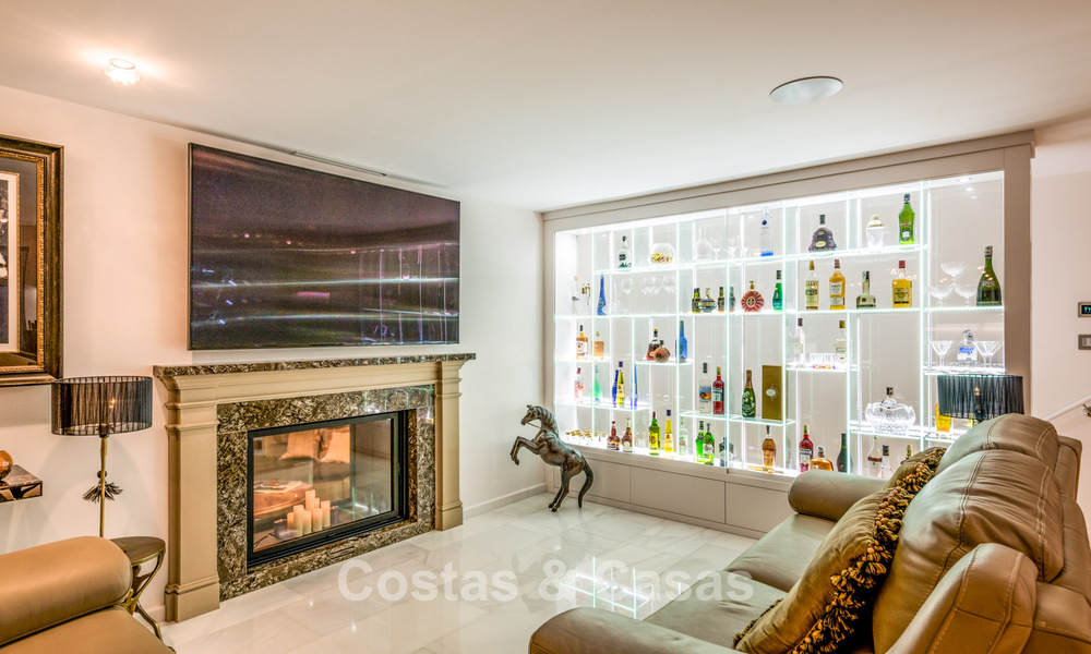 Villa exclusiva en venta, en primera línea de golf, en una prestigiosa urbanización de Nueva Andalucía, Marbella 791443