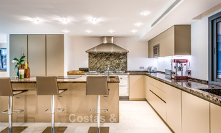 Villa exclusiva en venta, en primera línea de golf, en una prestigiosa urbanización de Nueva Andalucía, Marbella 791444 