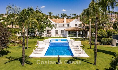 Villa exclusiva en venta, en primera línea de golf, en una prestigiosa urbanización de Nueva Andalucía, Marbella 791451