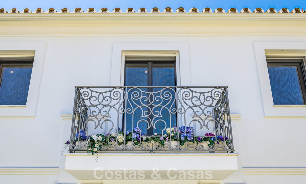 Villa exclusiva en venta, en primera línea de golf, en una prestigiosa urbanización de Nueva Andalucía, Marbella 791456