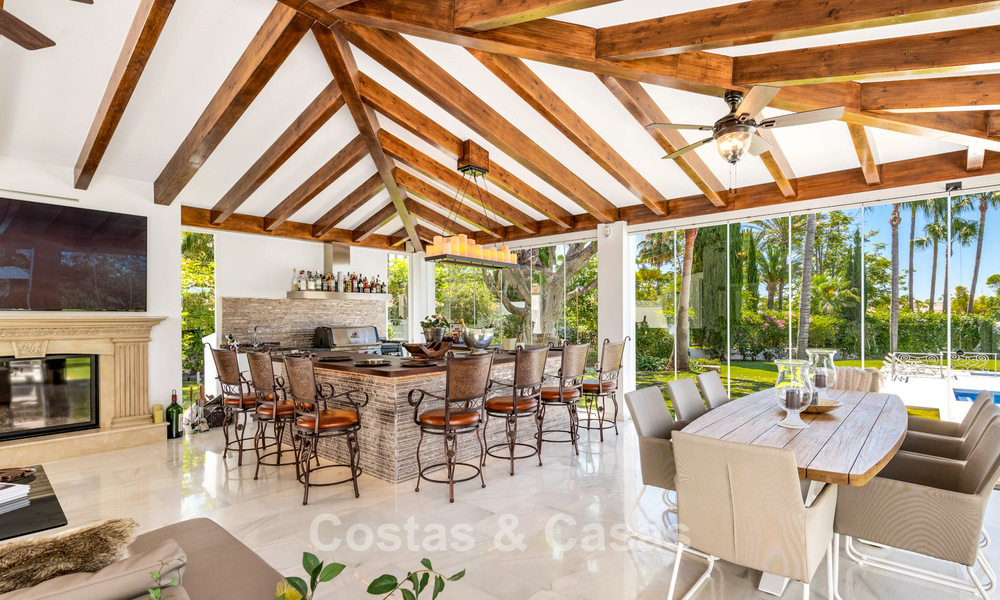 Villa exclusiva en venta, en primera línea de golf, en una prestigiosa urbanización de Nueva Andalucía, Marbella 791468