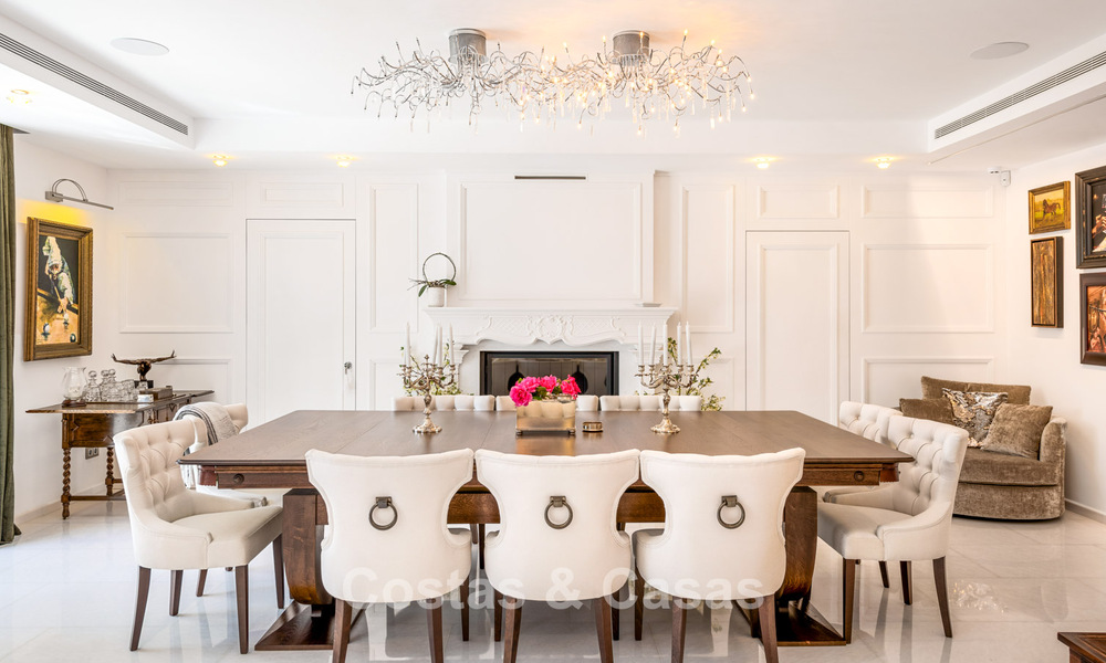 Villa exclusiva en venta, en primera línea de golf, en una prestigiosa urbanización de Nueva Andalucía, Marbella 791472