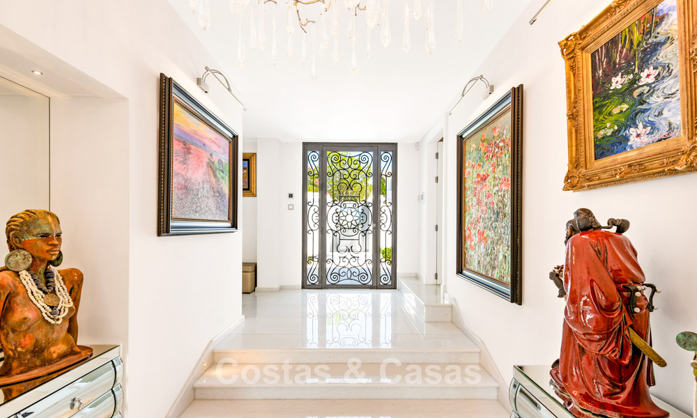 Villa exclusiva en venta, en primera línea de golf, en una prestigiosa urbanización de Nueva Andalucía, Marbella 791473