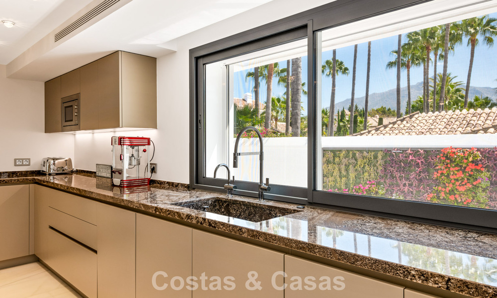 Villa exclusiva en venta, en primera línea de golf, en una prestigiosa urbanización de Nueva Andalucía, Marbella 791474