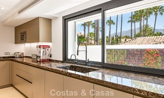 Villa exclusiva en venta, en primera línea de golf, en una prestigiosa urbanización de Nueva Andalucía, Marbella 791474 