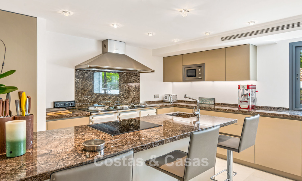 Villa exclusiva en venta, en primera línea de golf, en una prestigiosa urbanización de Nueva Andalucía, Marbella 791475