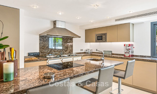 Villa exclusiva en venta, en primera línea de golf, en una prestigiosa urbanización de Nueva Andalucía, Marbella 791475 