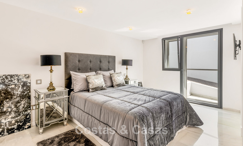 Villa exclusiva en venta, en primera línea de golf, en una prestigiosa urbanización de Nueva Andalucía, Marbella 791478