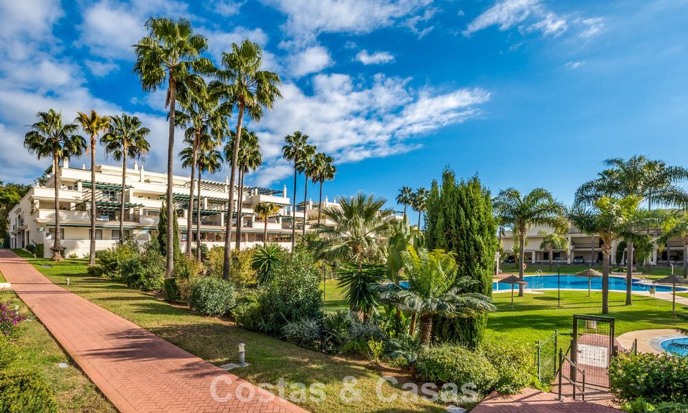 Apartamento contemporáneo renovado en venta en Nueva Andalucía, a poca distancia a pie de la playa y Puerto Banús, Marbella 790889