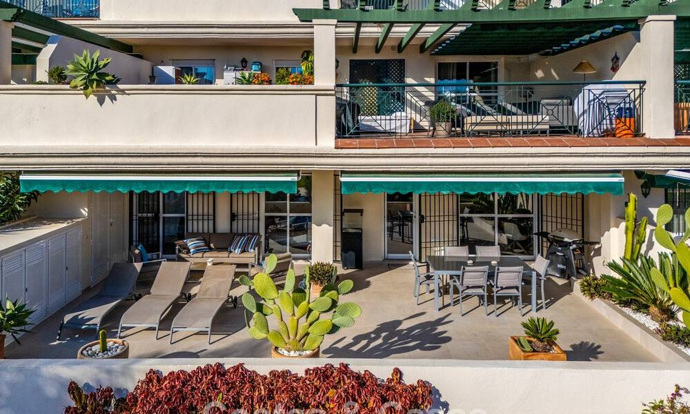 Apartamento contemporáneo renovado en venta en Nueva Andalucía, a poca distancia a pie de la playa y Puerto Banús, Marbella 790895