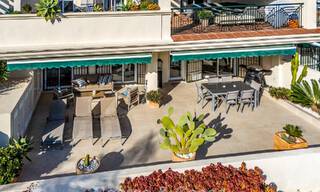 Apartamento contemporáneo renovado en venta en Nueva Andalucía, a poca distancia a pie de la playa y Puerto Banús, Marbella 790897 