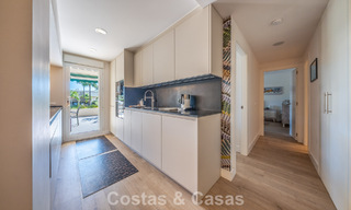 Apartamento contemporáneo renovado en venta en Nueva Andalucía, a poca distancia a pie de la playa y Puerto Banús, Marbella 790900 