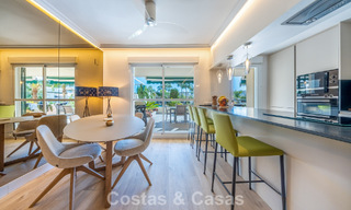 Apartamento contemporáneo renovado en venta en Nueva Andalucía, a poca distancia a pie de la playa y Puerto Banús, Marbella 790901 