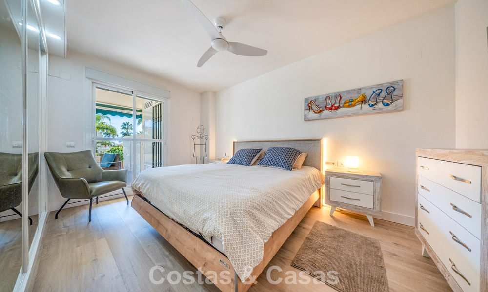 Apartamento contemporáneo renovado en venta en Nueva Andalucía, a poca distancia a pie de la playa y Puerto Banús, Marbella 790911
