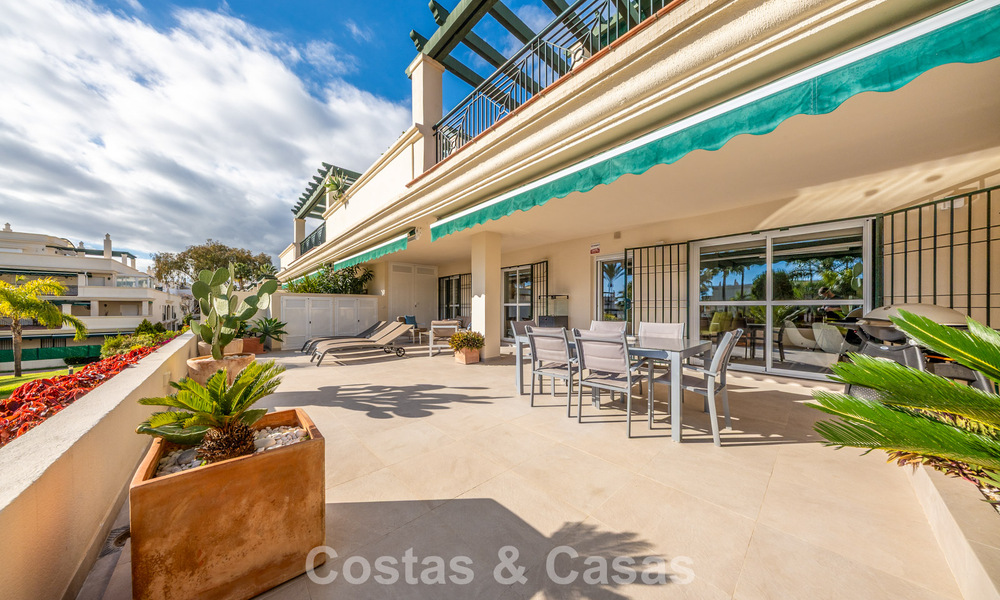 Apartamento contemporáneo renovado en venta en Nueva Andalucía, a poca distancia a pie de la playa y Puerto Banús, Marbella 790914