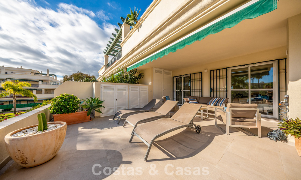 Apartamento contemporáneo renovado en venta en Nueva Andalucía, a poca distancia a pie de la playa y Puerto Banús, Marbella 790916