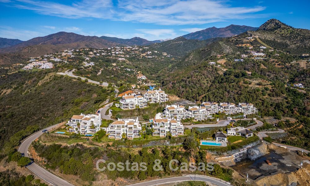 Lujoso apartamento de 3 dormitorios en venta con vistas panorámicas al mar en un resort cerrado en Marbella - Benahavís 791536