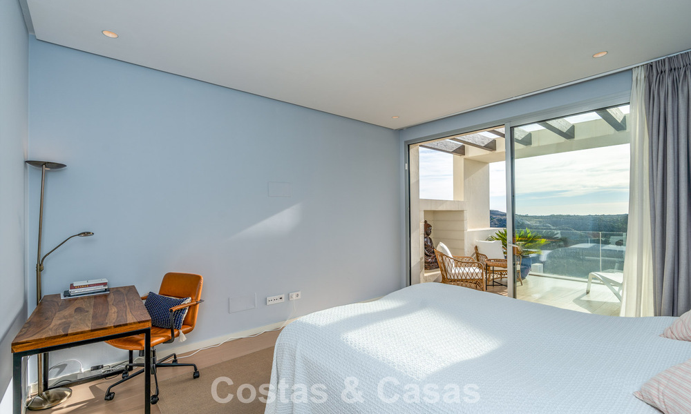 Lujoso apartamento de 3 dormitorios en venta con vistas panorámicas al mar en un resort cerrado en Marbella - Benahavís 791541