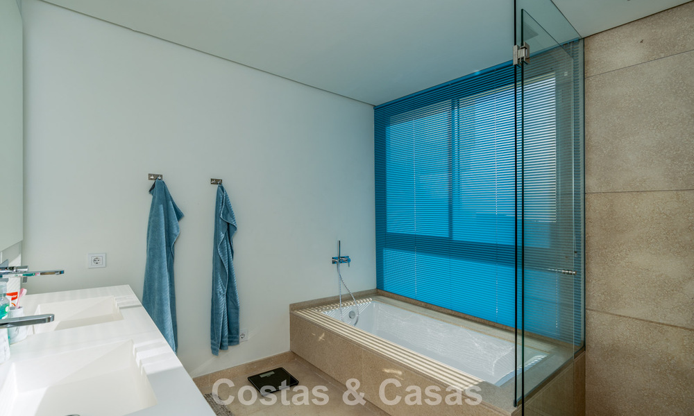 Lujoso apartamento de 3 dormitorios en venta con vistas panorámicas al mar en un resort cerrado en Marbella - Benahavís 791546