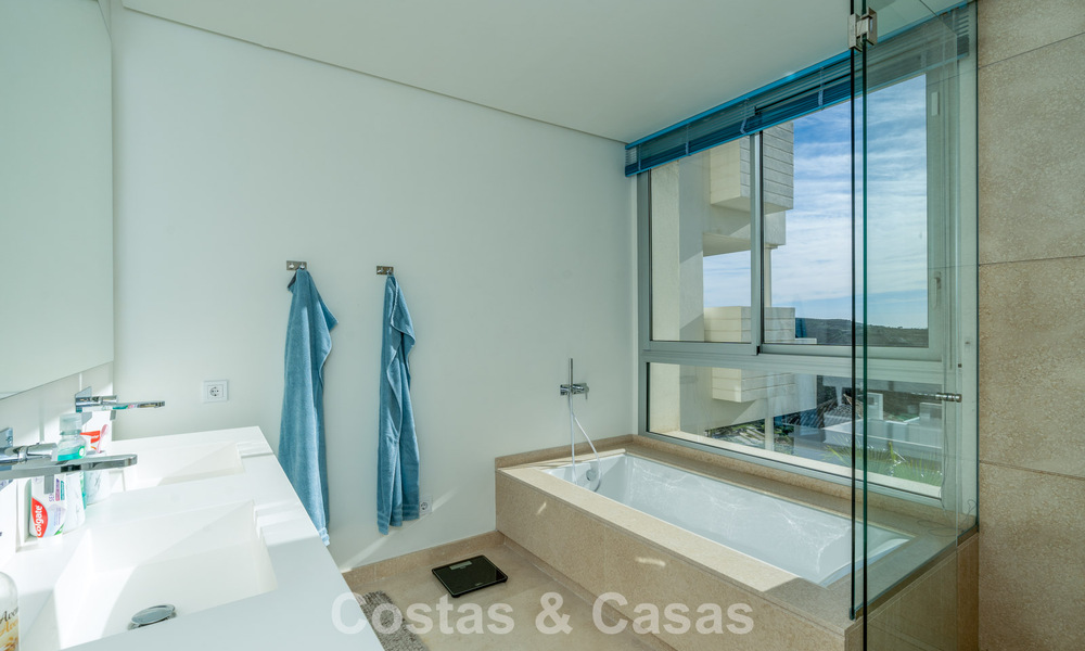 Lujoso apartamento de 3 dormitorios en venta con vistas panorámicas al mar en un resort cerrado en Marbella - Benahavís 791547