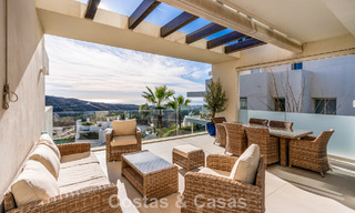 Lujoso apartamento de 3 dormitorios en venta con vistas panorámicas al mar en un resort cerrado en Marbella - Benahavís 791557 