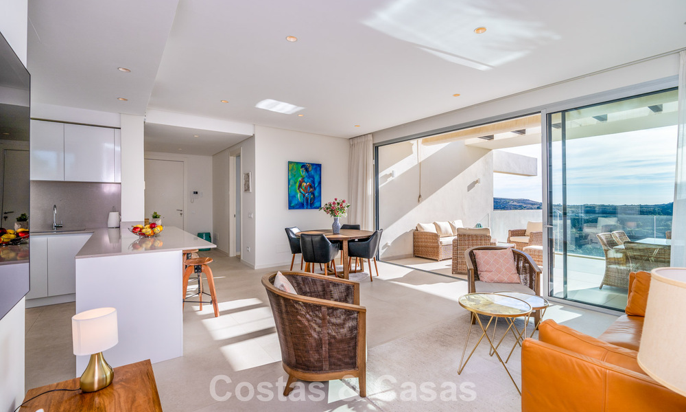 Lujoso apartamento de 3 dormitorios en venta con vistas panorámicas al mar en un resort cerrado en Marbella - Benahavís 791563